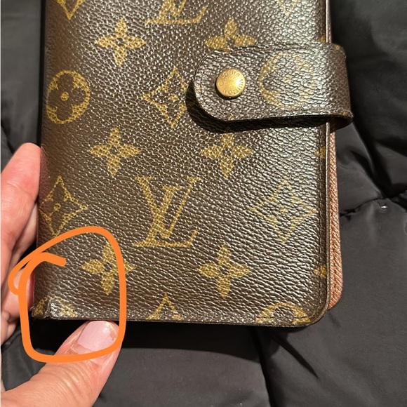Used LV compact wallet
Authentic
Used but still lots of life in it - Picture 7 of 11